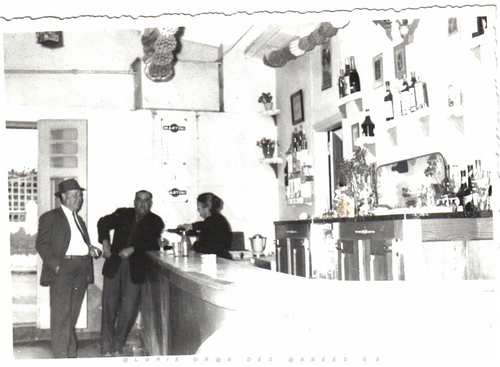 BOU SFER TRANCHE DE VIE 014 LE BAR ACCACIA  A BOU SFER PLAGE.JPG